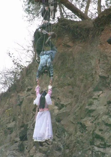 Hậu trường cảnh treo mình nguy hiểm trong ‘Thiên Long Bát Bộ’ của Lưu Diệc Phi ảnh 1