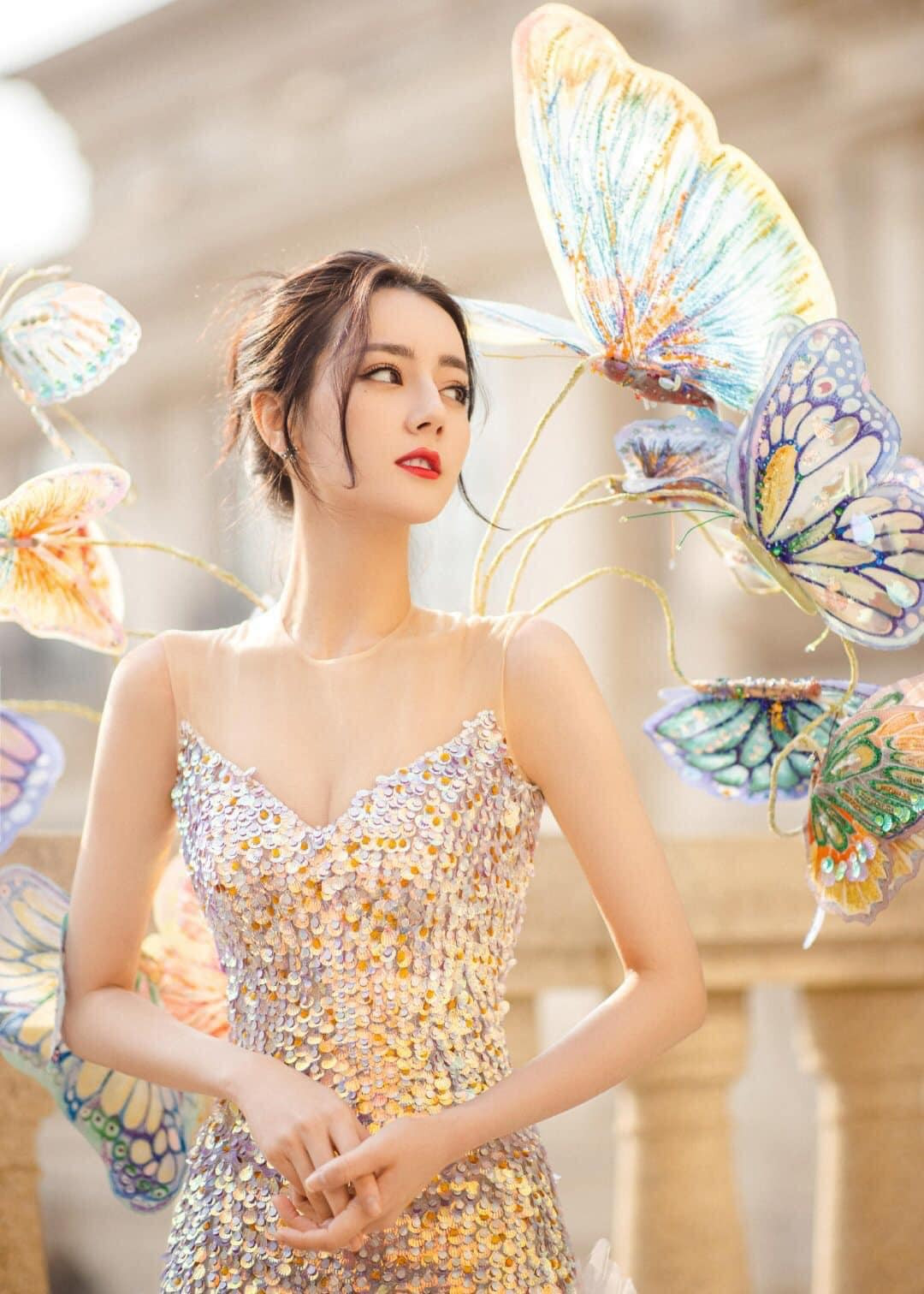 Địch Lệ Nhiệt Ba khoe vòng một lấp ló với tạo hình đẹp mơ màng như tiên nữ ảnh 1