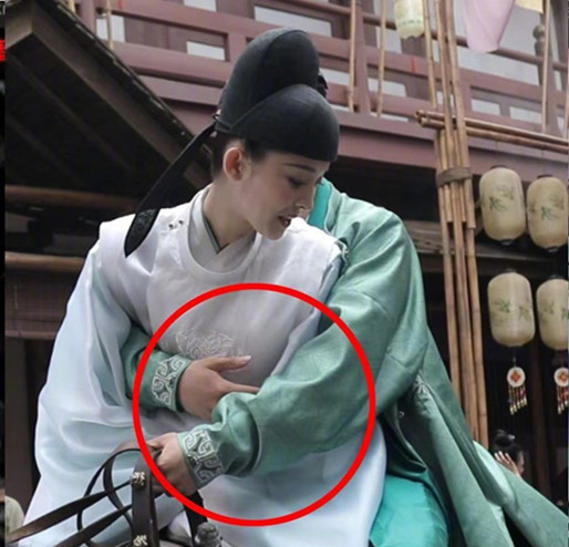 Khán giả phản ứng khi Cổ Lực Na Trát bị bạn diễn nam đụng chạm vòng một ảnh 1