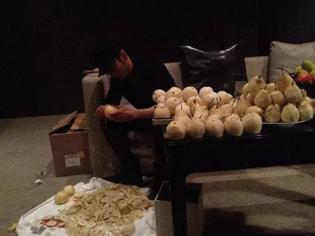 Huỳnh Hiểu Minh tự tay gọt hơn 2000 quả lê phục vụ cho 6 giây lên hình ảnh 1