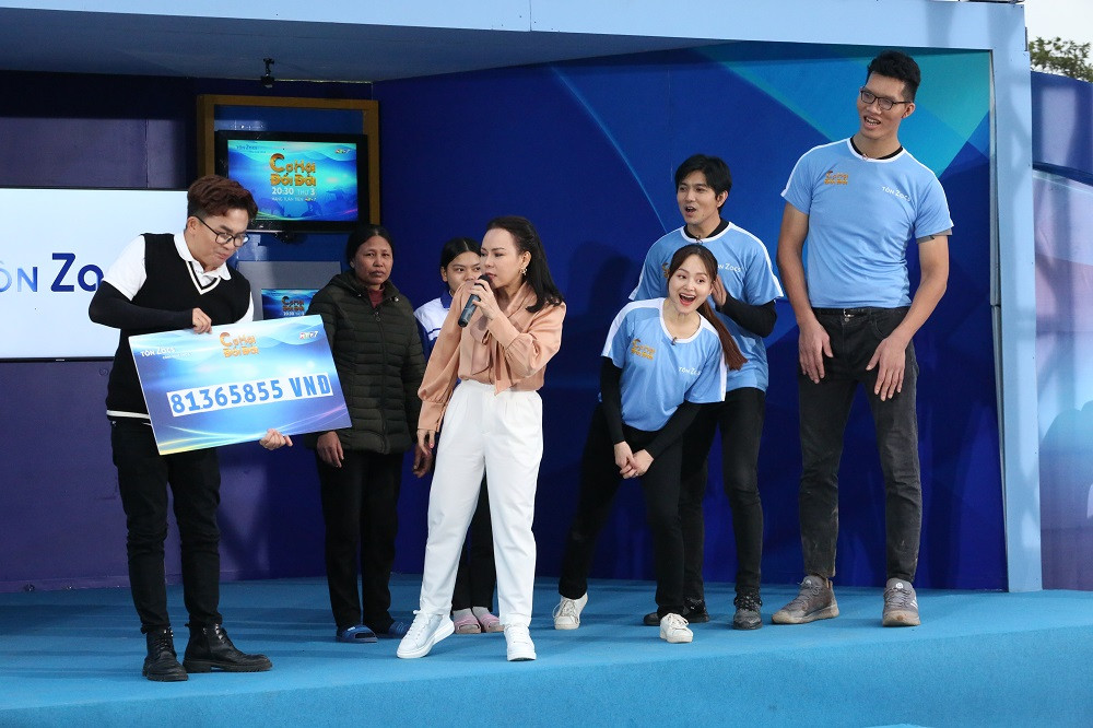 Lan Phương cùng võ sĩ cao 2m20 mang về hơn 100 triệu đồng giúp người nghèo ảnh 4