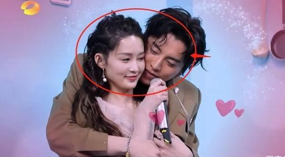 Lý Thấm bị đồng nghiệp nam sàm sỡ ngay trên sân khấu? Người trong cuộc đính chính ảnh 2