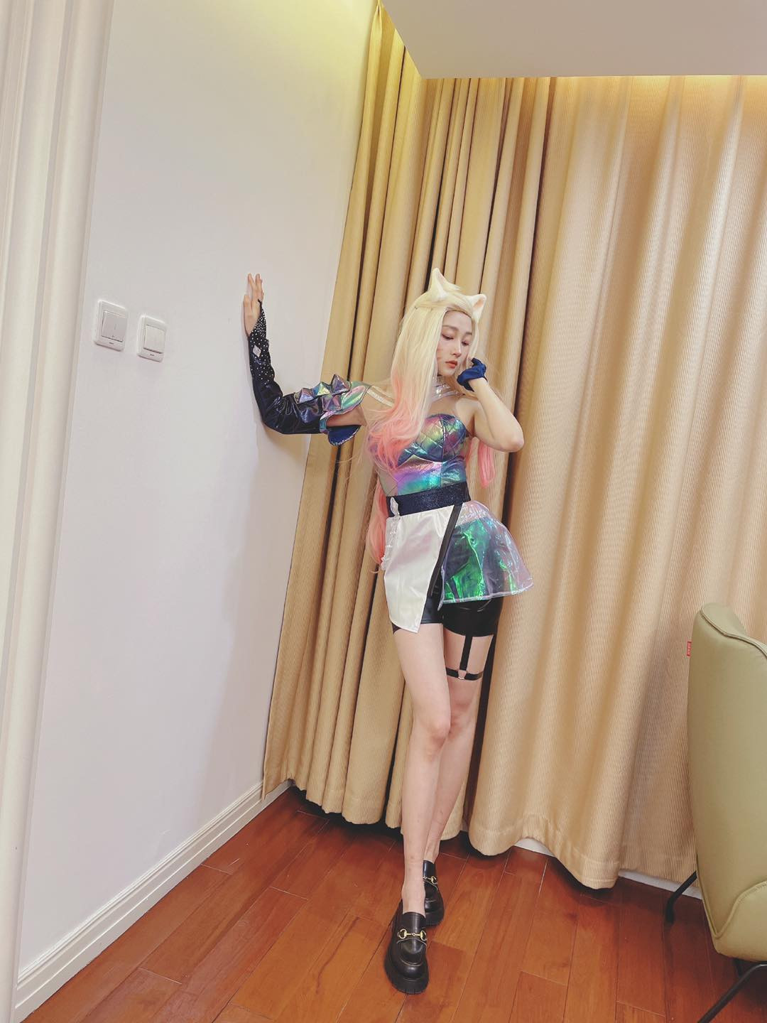 Địch Lệ Nhiệt Ba xinh như công chúa Bạch Tuyết, diện đầm đỏ rực đón xuân ảnh 10