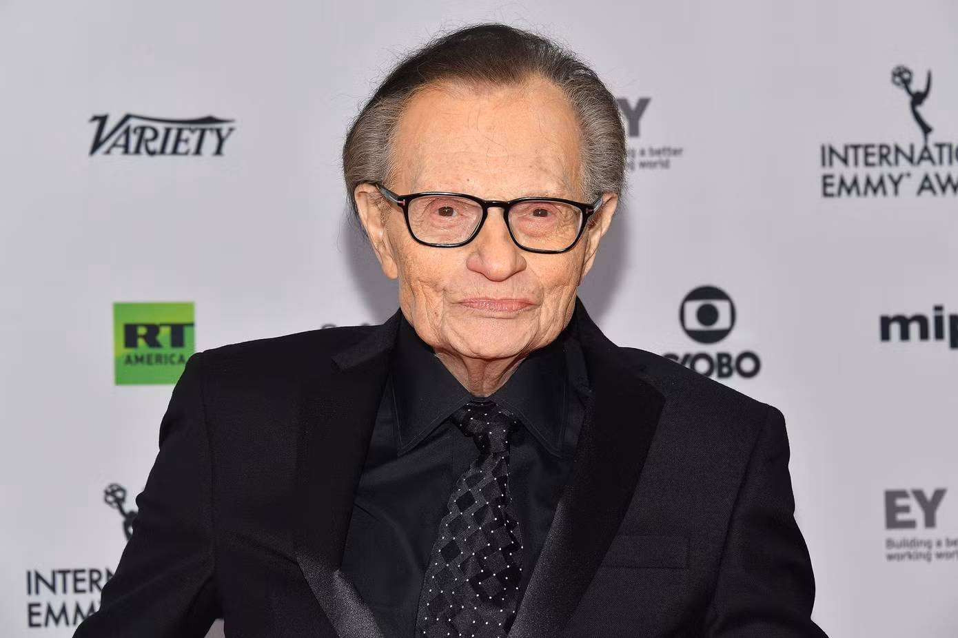 Cuộc đời với 'trái tim không ngủ yên' của huyền thoại truyền hình Larry King ảnh 1