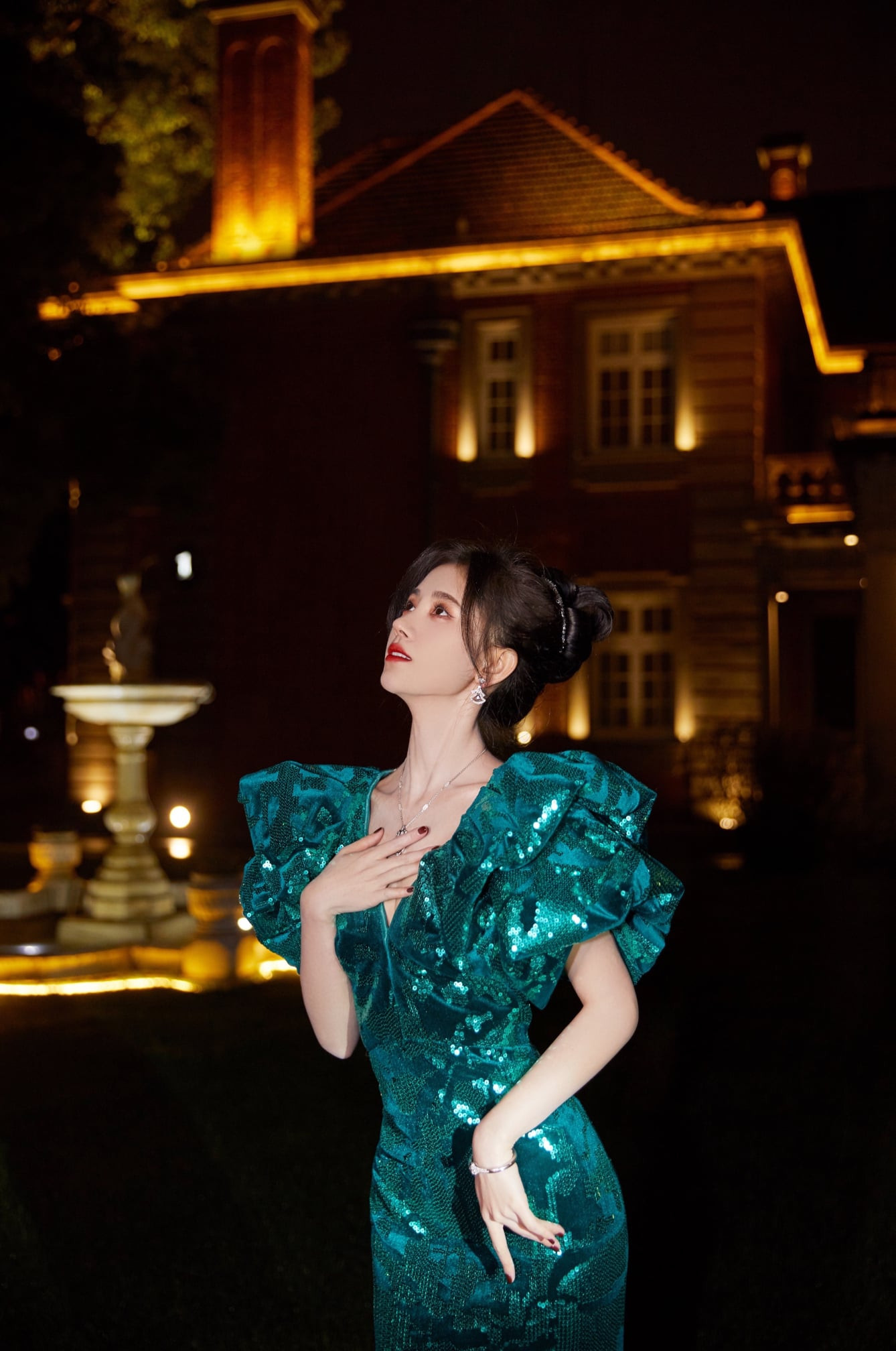 Địch Lệ Nhiệt Ba, ‘mỹ nữ 4000 năm’ gây chao đảo đêm hội Weibo vì nhan sắc tựa nữ thần ảnh 4