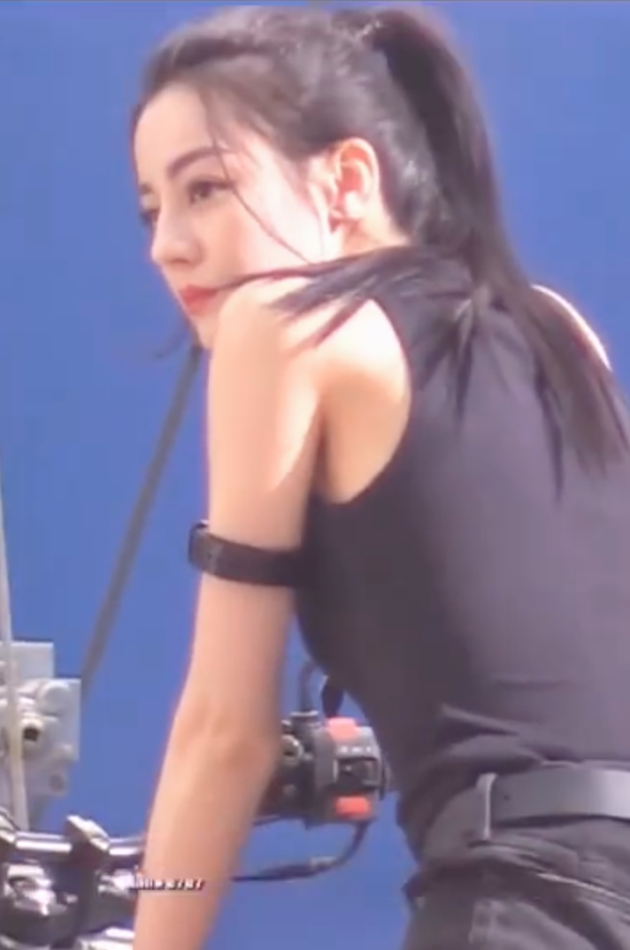 Địch Lệ Nhiệt Ba diện đồ bó sát cưỡi môtô phô diễn đường cong hoàn hảo ảnh 2