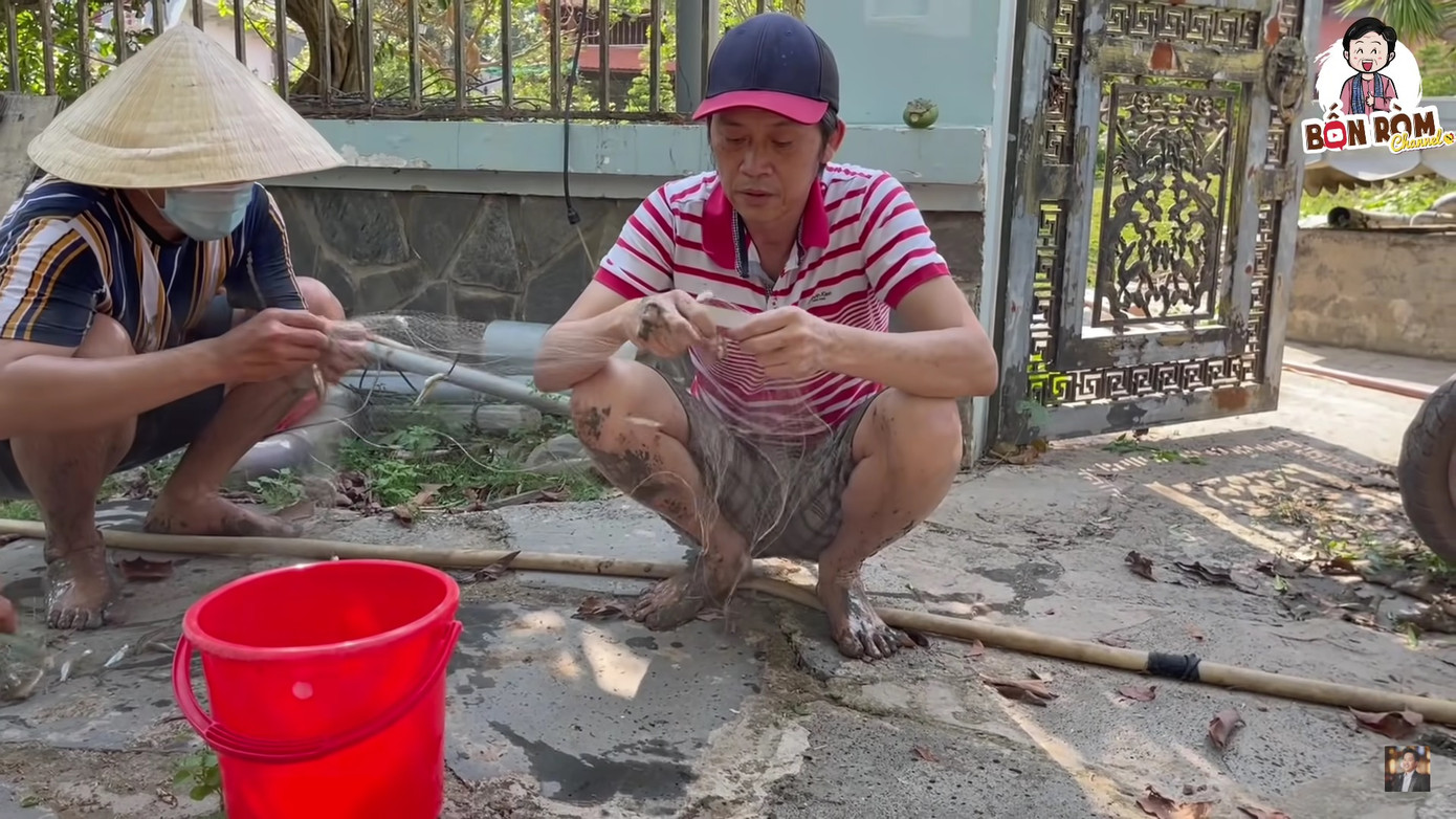 Hoài Linh lấm lem bùn đất, tự tay ra ao thả lưới bắt cá ảnh 1