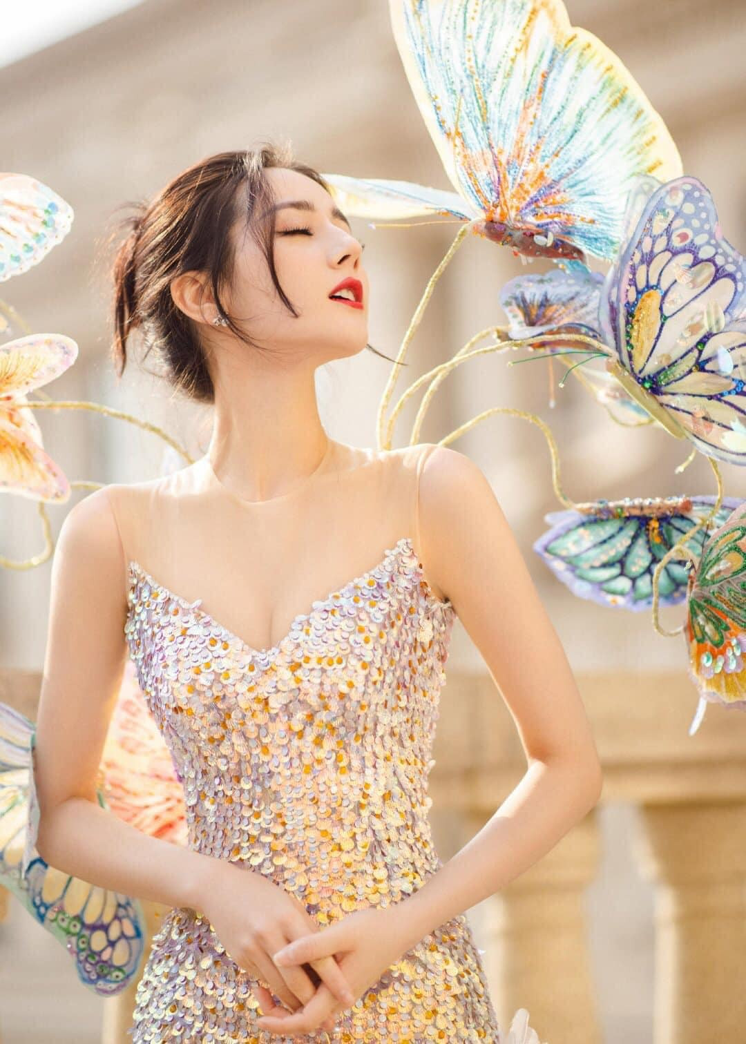 Địch Lệ Nhiệt Ba khoe vòng một lấp ló với tạo hình đẹp mơ màng như tiên nữ ảnh 2