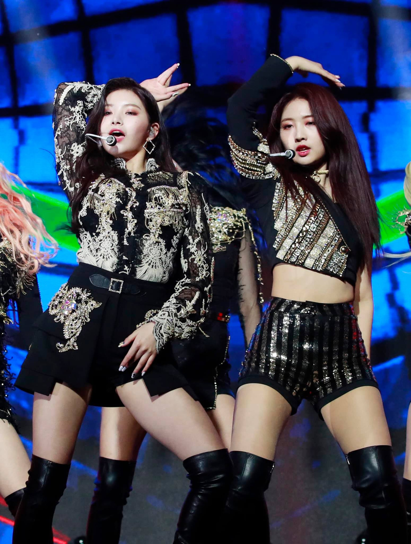 Sao Hàn diện trang phục hở bạo, khoe thân hình đẫy đà giữa thời tiết âm độ ảnh 9