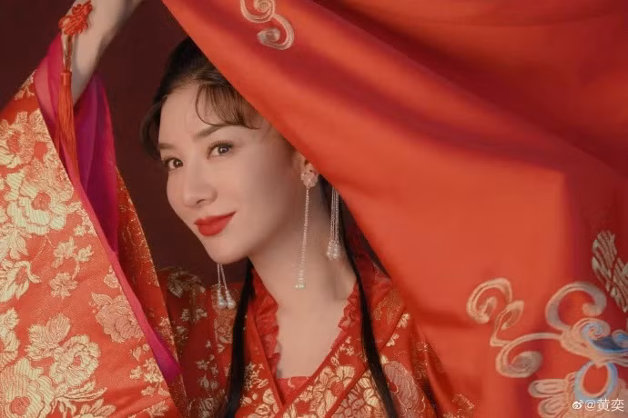 Mỹ nhân ‘Lên nhầm kiệu hoa được chồng như ý’ tái hiện lại hình ảnh 21 năm trước ảnh 2