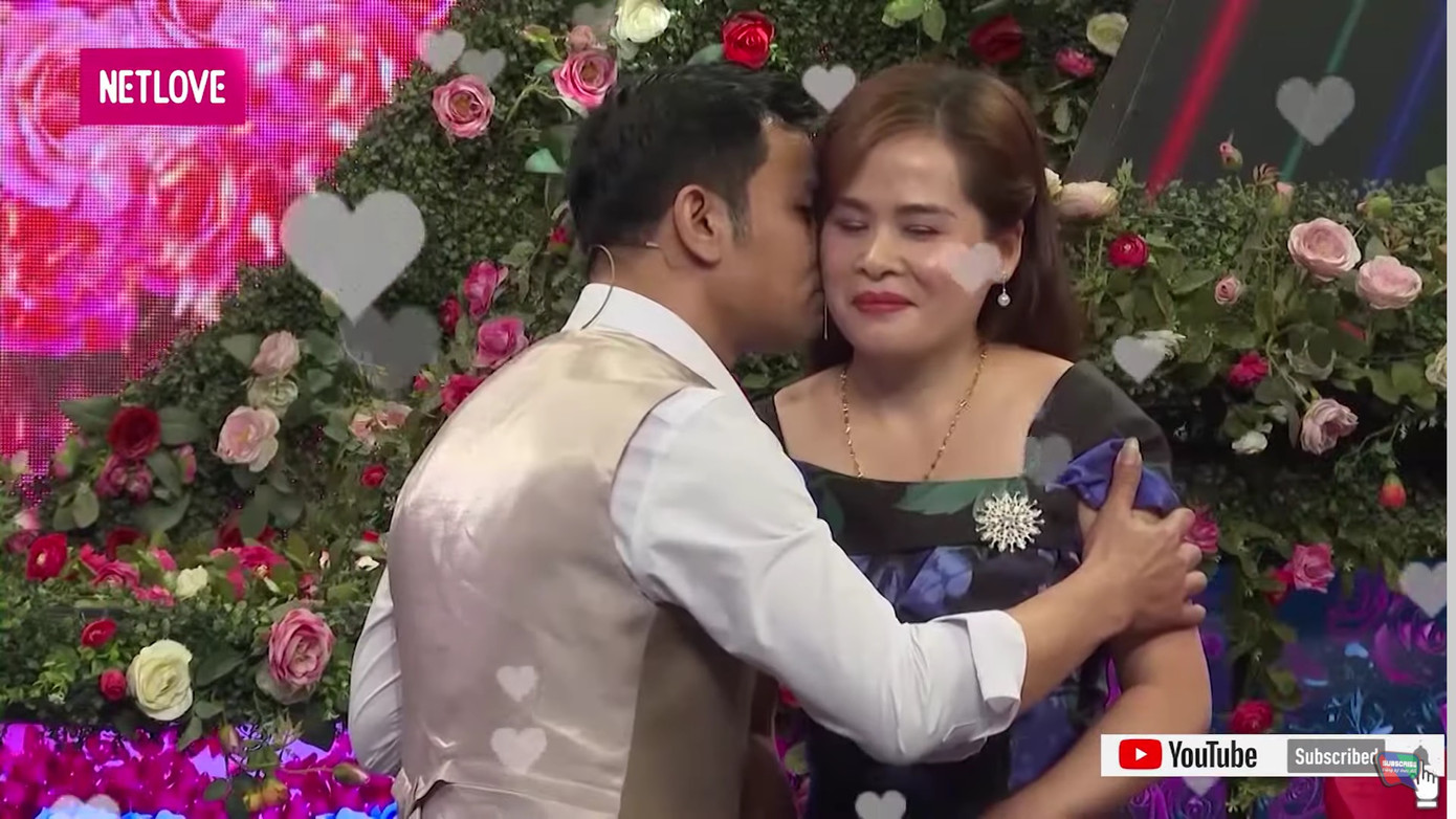 Con gái đăng ký cho bố đi tìm vợ mới, lên sân khấu tặng vàng cho mẹ kế ảnh 4