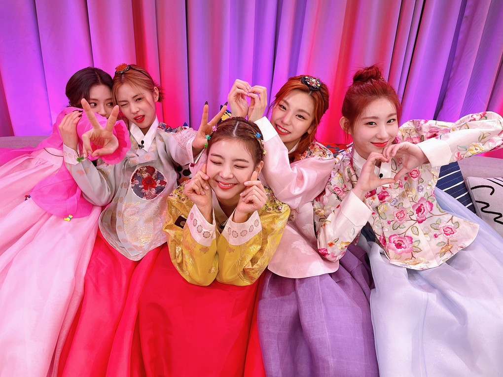 Cặp đôi ‘Hạ cánh nơi anh’ Hyun Bin - Son Yejin gây ‘bão’ khi xuất hiện tình tứ trong lễ tình nhân ảnh 6