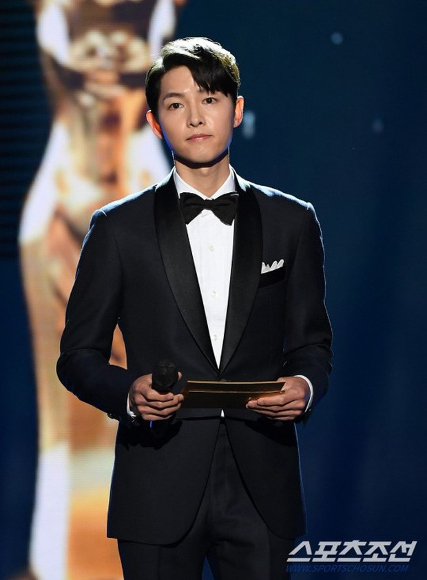 Địch Lệ Nhiệt Ba xinh như công chúa Bạch Tuyết, diện đầm đỏ rực đón xuân ảnh 8