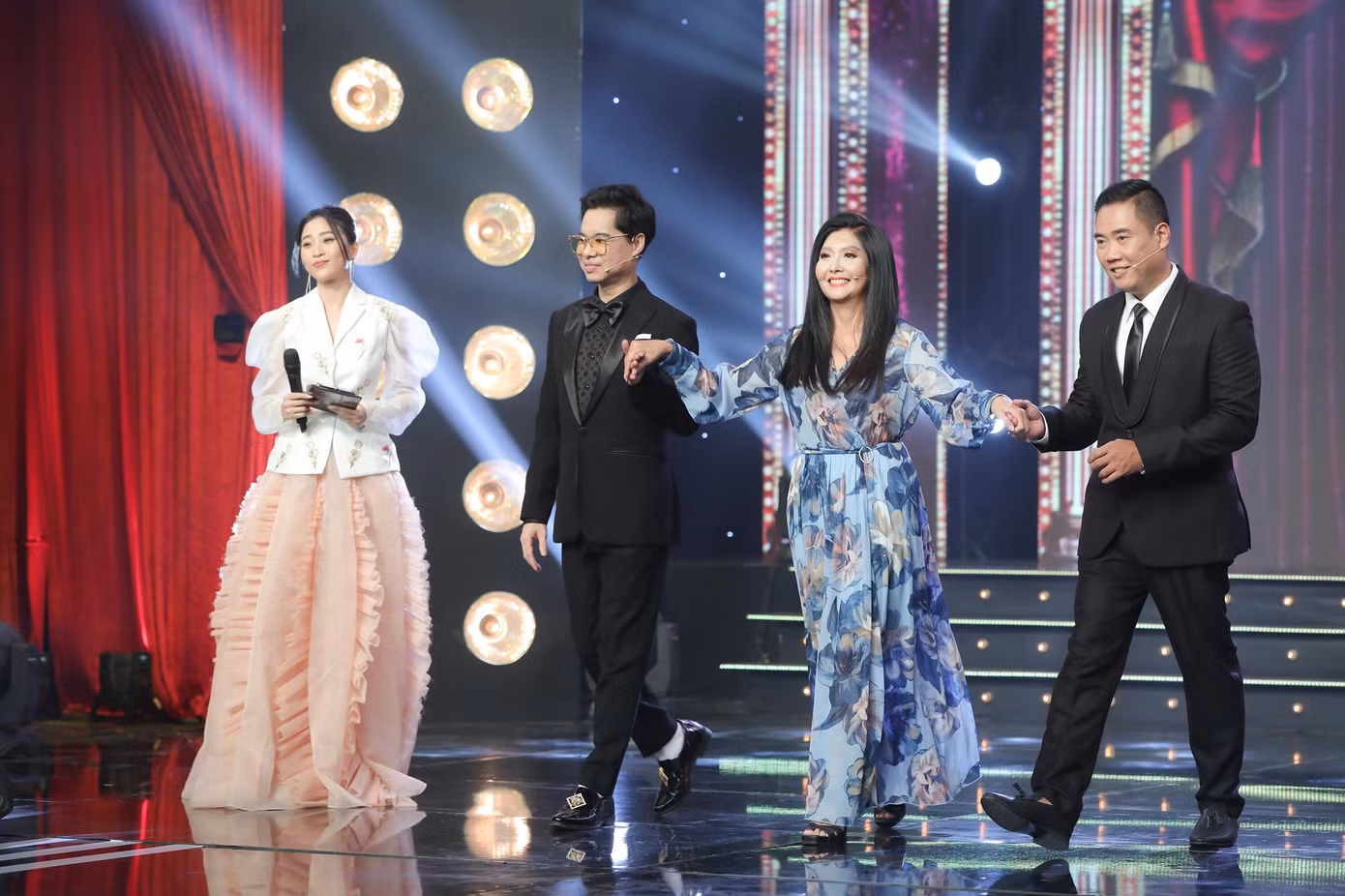 Danh ca Phương Dung, Giao Linh, Bảo Yến cùng khoe giọng đỉnh cao trong Tuyệt đỉnh Bolero ảnh 2
