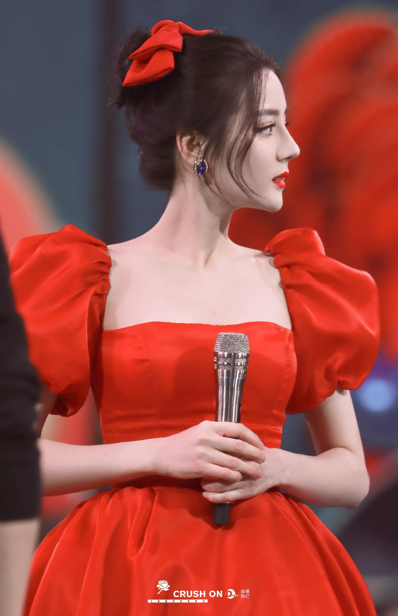 Địch Lệ Nhiệt Ba xinh như công chúa Bạch Tuyết, diện đầm đỏ rực đón xuân ảnh 2