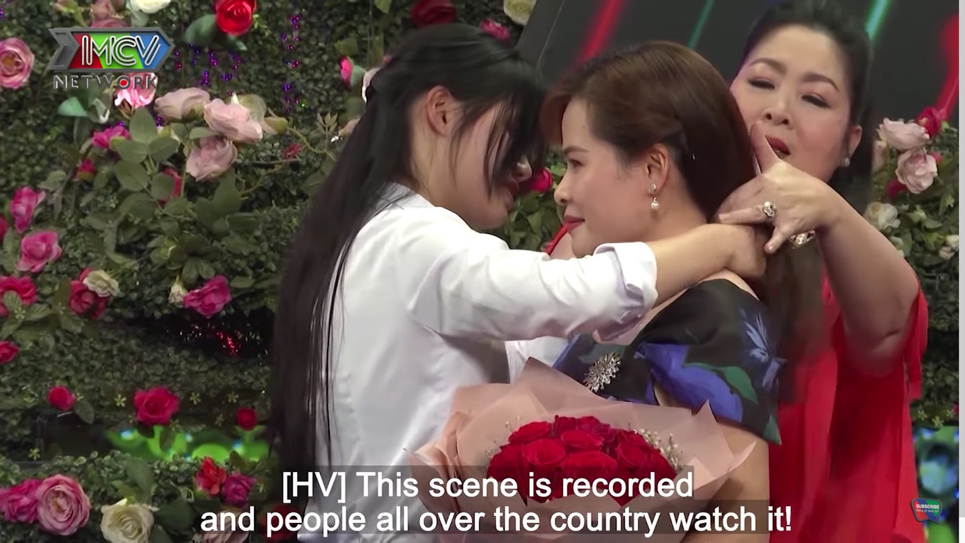 Con gái đăng ký cho bố đi tìm vợ mới, lên sân khấu tặng vàng cho mẹ kế ảnh 3