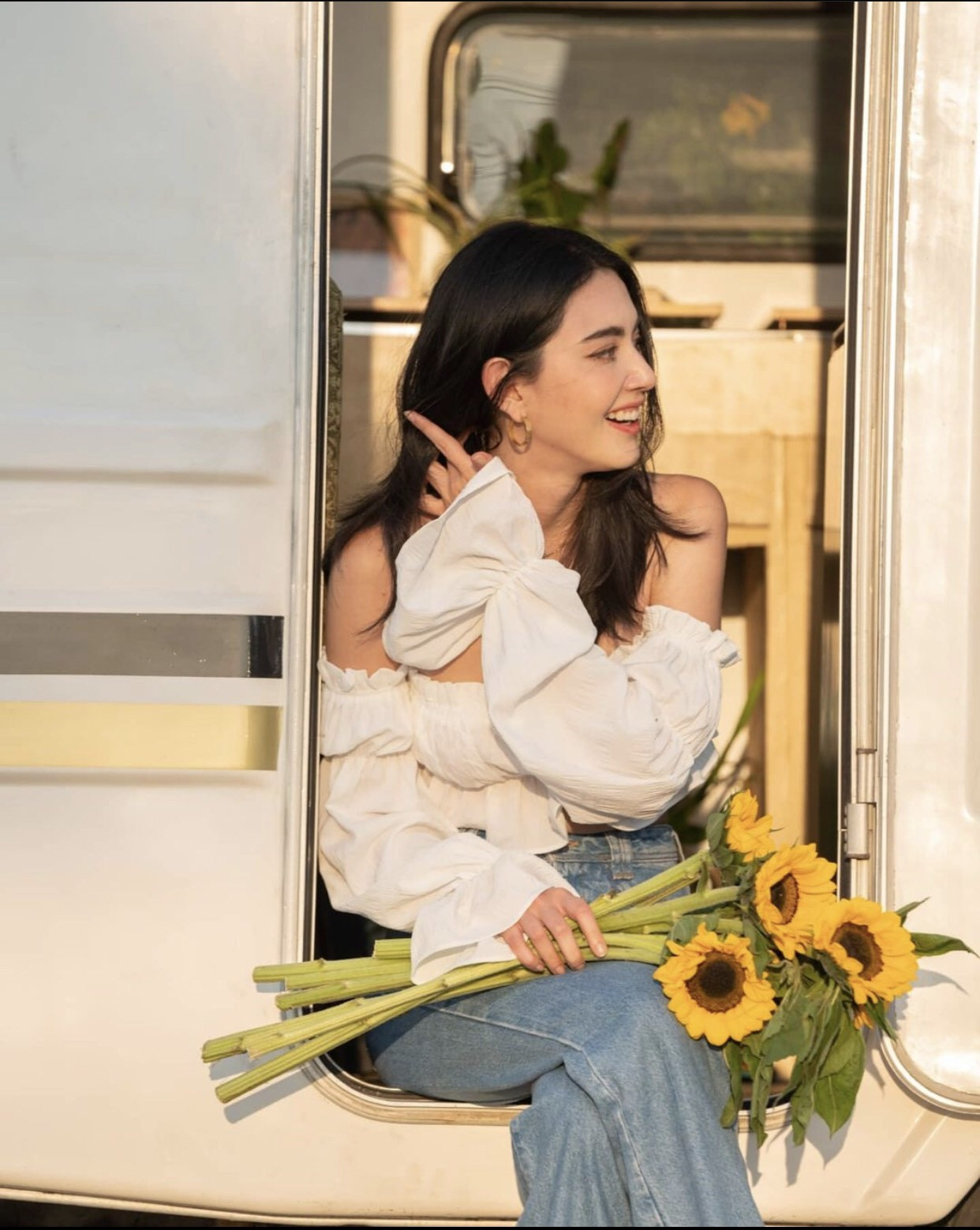 Hiện tại, trang Instagram cá nhân của Mai Davika có tới hơn 12.4 triệu người theo dõi, đứng thứ 4 trong những người nổi tiếng tại Thái Lan Mê đắm với loạt hình ‘ma nữ đẹp nhất Thái Lan’ khoe nhan sắc rạng rỡ hơn hoa ảnh 7