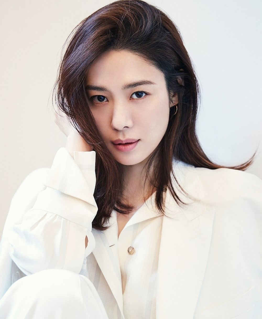 Vẻ đẹp mặn mà đáng ngưỡng mộ của mỹ nhân ‘Giày thủy tinh’ sau 19 năm ảnh 4