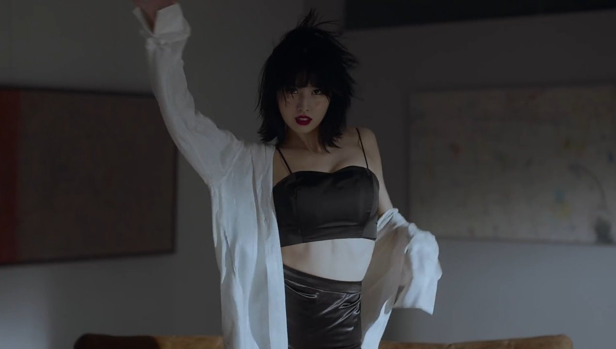 Địch Lệ Nhiệt Ba diện đồ bó sát cưỡi môtô phô diễn đường cong hoàn hảo ảnh 7