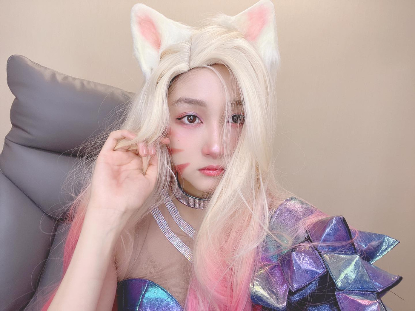 Địch Lệ Nhiệt Ba xinh như công chúa Bạch Tuyết, diện đầm đỏ rực đón xuân ảnh 9