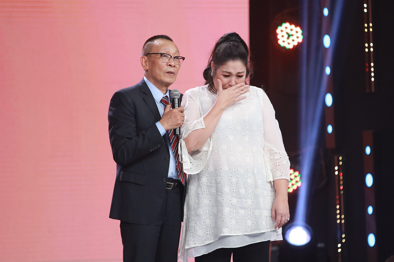 NSND Hồng Vân bật khóc nức nở tiếc thương những nghệ sĩ đã ra đi ảnh 2