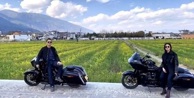 Lý Á Bằng quấn quýt bên người tình kém 19 tuổi ảnh 1