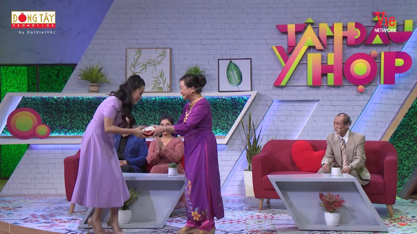 Lâm Vỹ Dạ xúc động rơi nước mắt khi nhận quà từ NSƯT Thanh Dậu sau 12 năm ảnh 1
