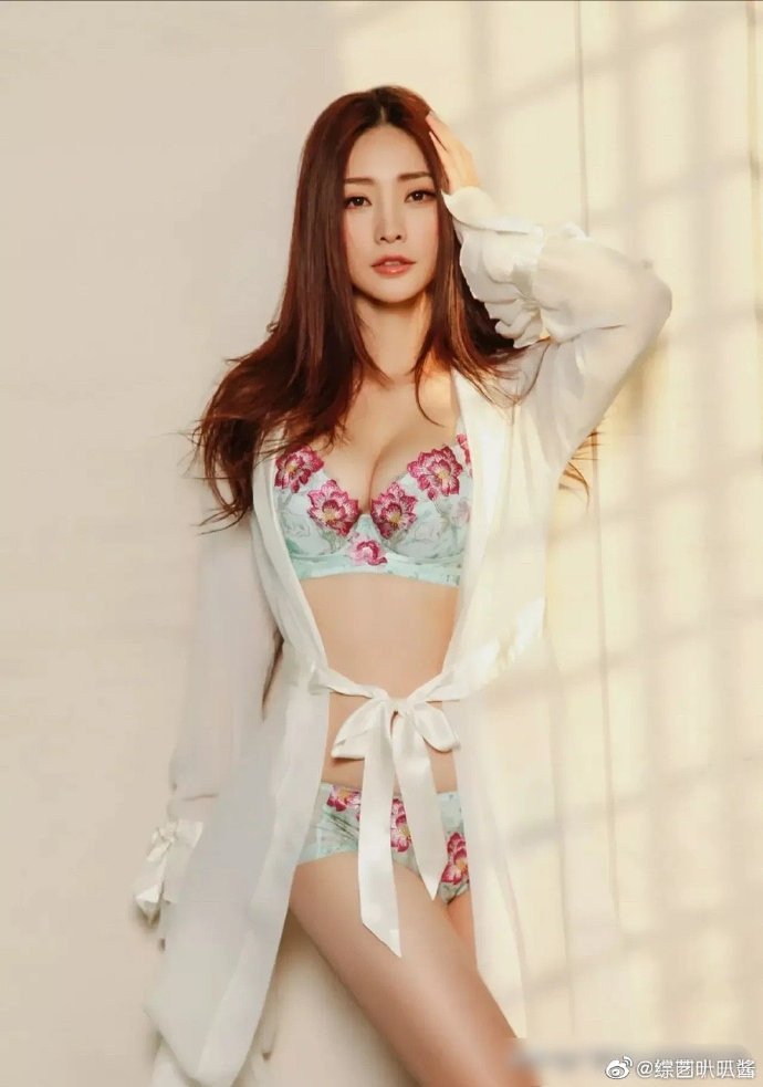 Bộ ảnh nội y bốc lửa của ‘siêu vòng một’ Liễu Nham ở tuổi 41 ảnh 1