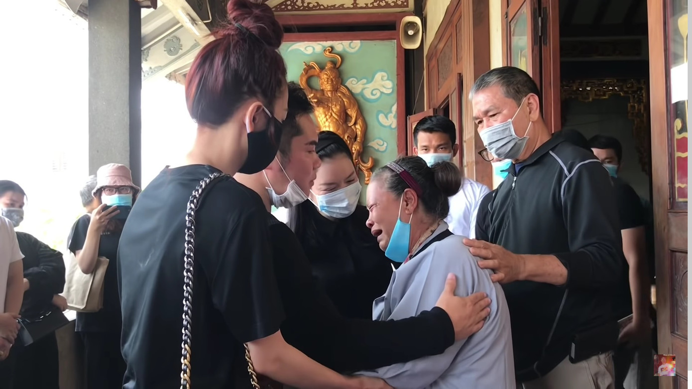 Lý Nhã Kỳ bật khóc xin lỗi mẹ 'phù thủy' trang điểm Minh Lộc, nhận chu cấp từ nay về sau ảnh 2