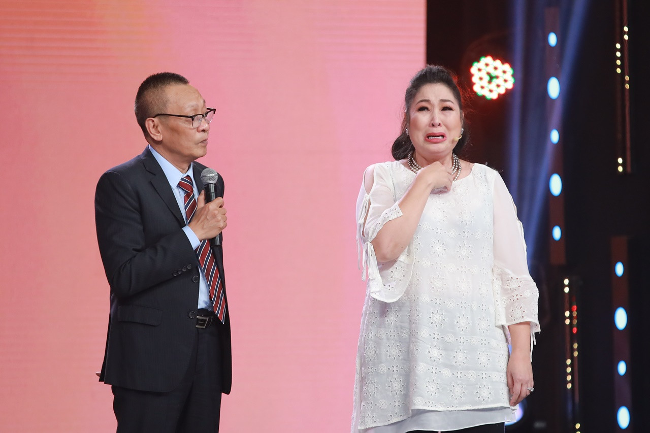 NSND Hồng Vân bật khóc nức nở tiếc thương những nghệ sĩ đã ra đi ảnh 1