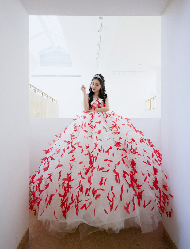 Sao nam gây tranh cãi khi dùng tay chỉnh phần váy cúp ngực cho con gái ảnh 4