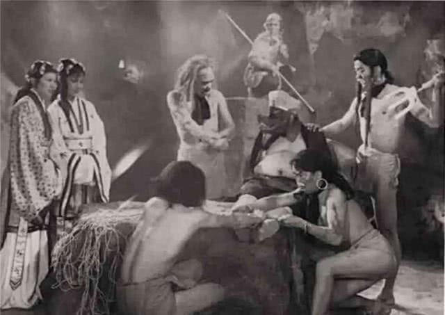 Từng có phiên bản ‘Tây Du Ký’ kinh dị, hở hang, chỉ phát sóng 1 tập đã bị cấm chiếu ảnh 6