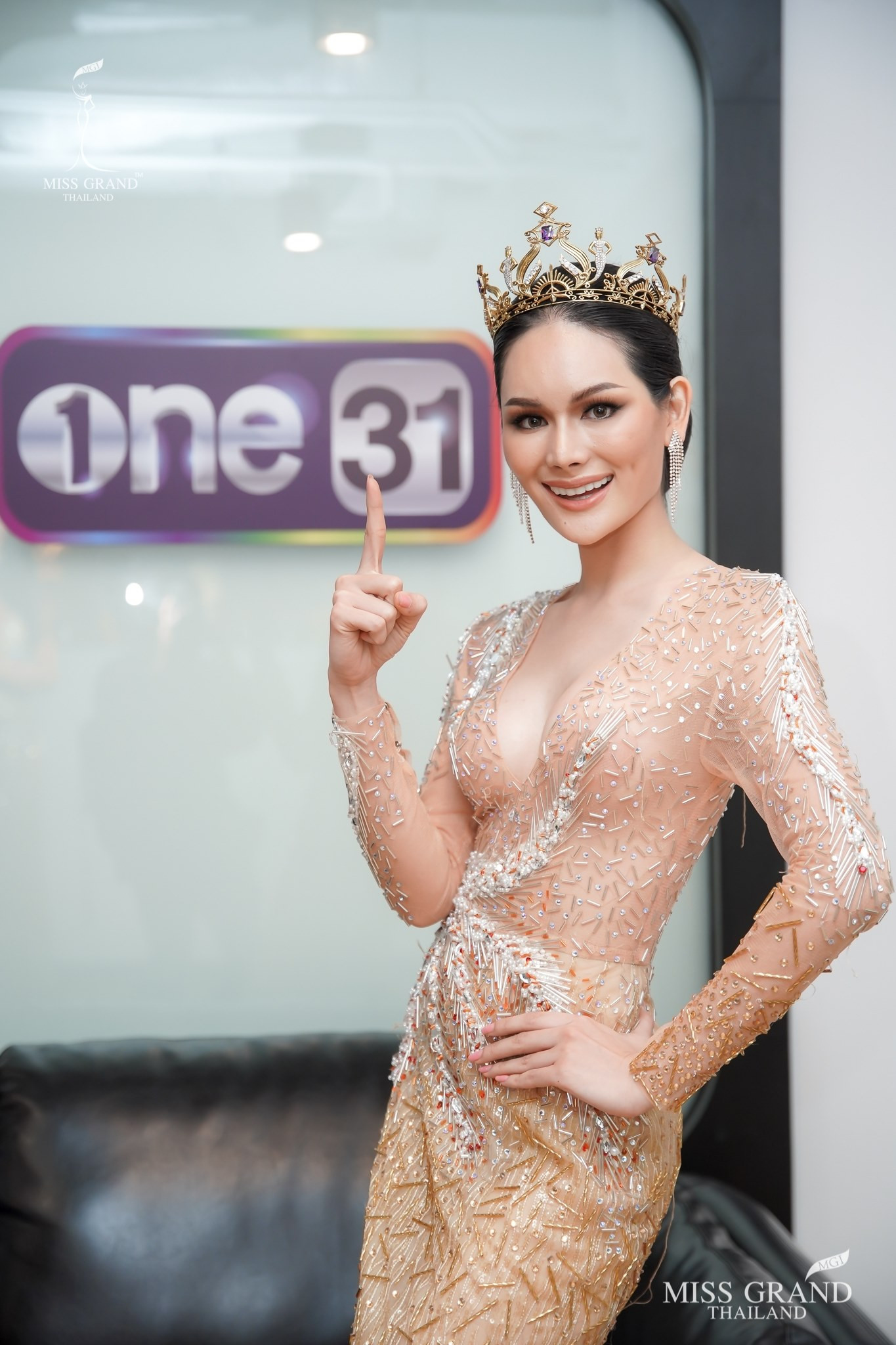 Á hậu Thái Lan tái hiện màn catwalk lốc xoáy thần sầu, bonus thêm 3 vòng xoay cực 'đỉnh' ảnh 3