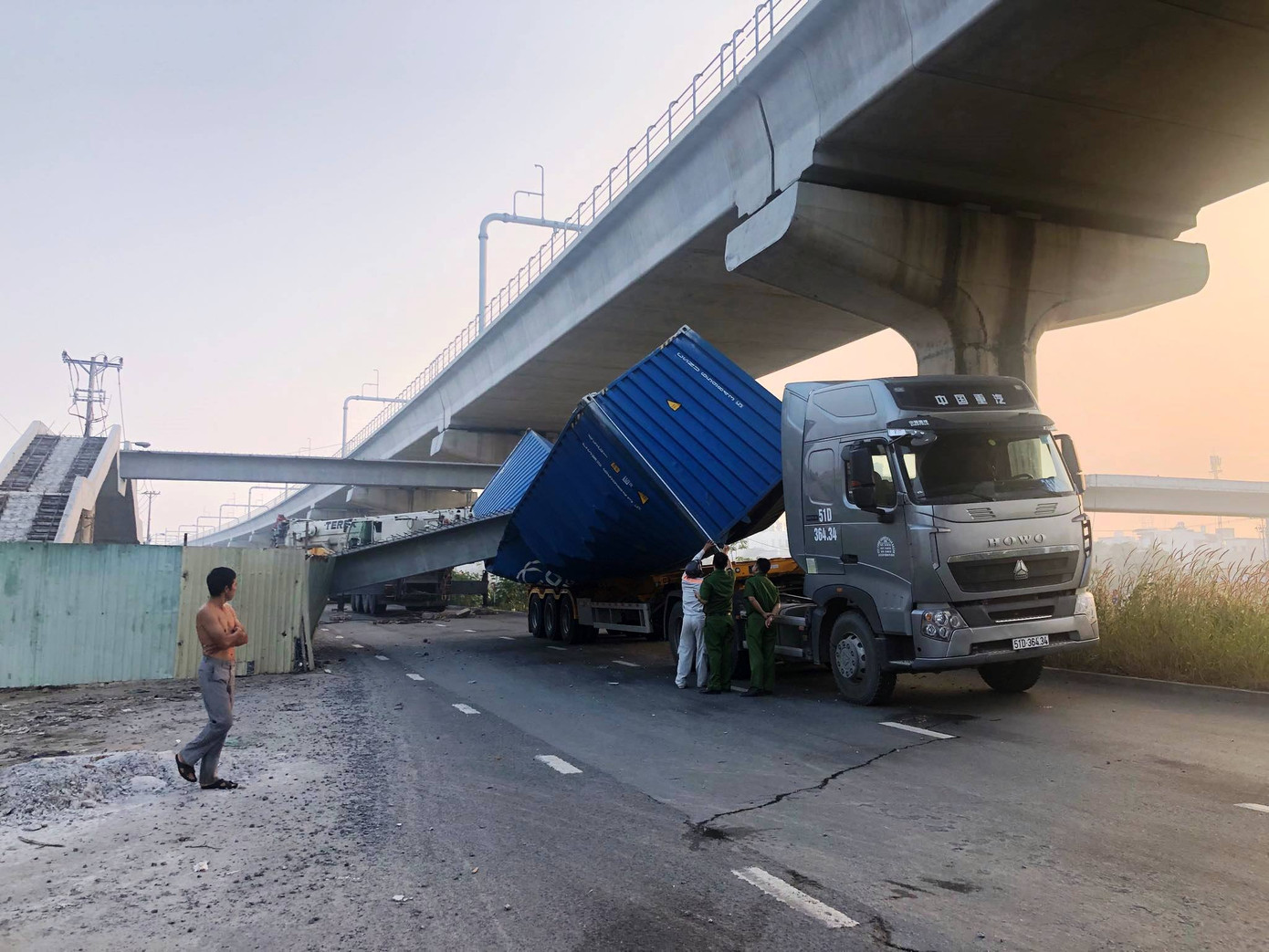 Xe container kéo sập dầm cầu vượt đi bộ: Hé lộ yếu tố bất ngờ? ảnh 1