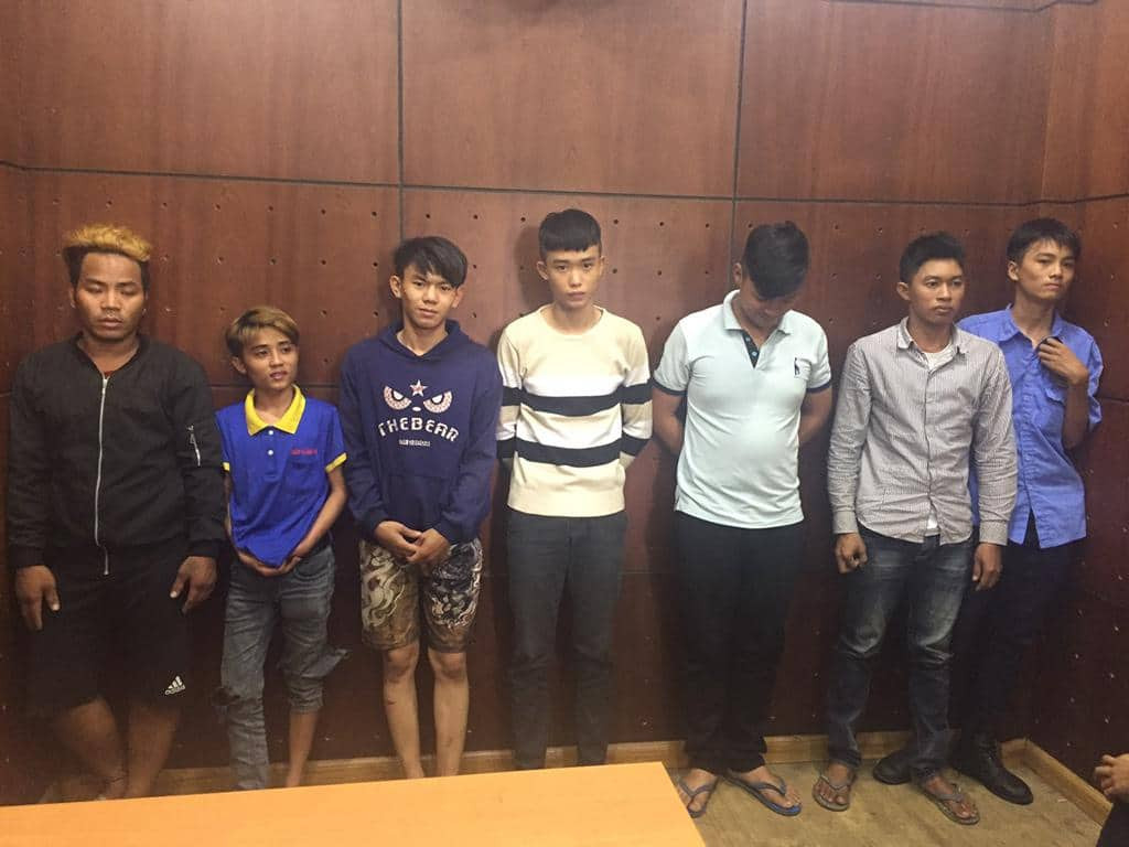 Hàng chục giang hồ nhí ‘huyết chiến’ bằng kiếm, mã tấu và bom xăng ở Sài Gòn ảnh 2