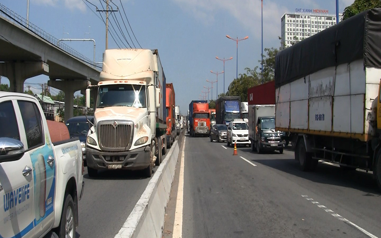Tai nạn liên hoàn ít nhất 1 người chết, cửa ngõ Sài Gòn kẹt xe nghiêm trọng ảnh 3