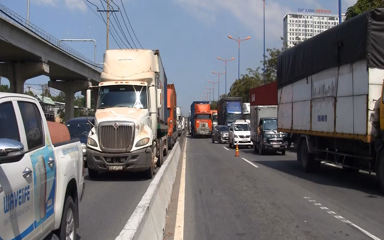 Tai nạn liên hoàn ít nhất 1 người chết, cửa ngõ Sài Gòn kẹt xe nghiêm trọng ảnh 3