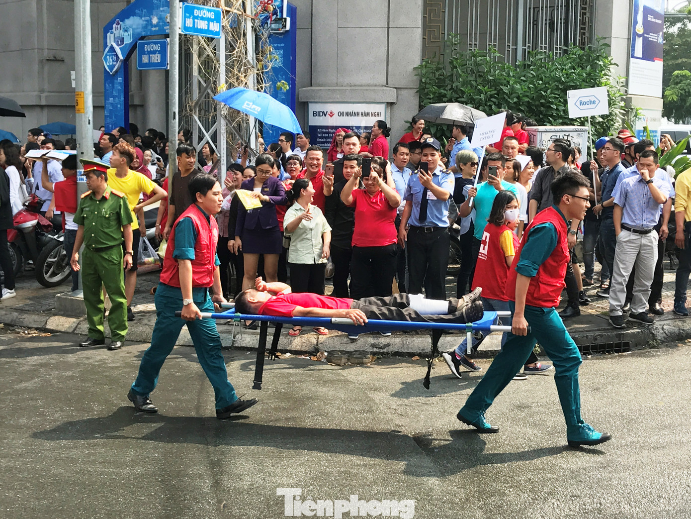 Hơn 2.000 người diễn tập chữa cháy cứu nạn ở toà nhà Bitexco ảnh 7