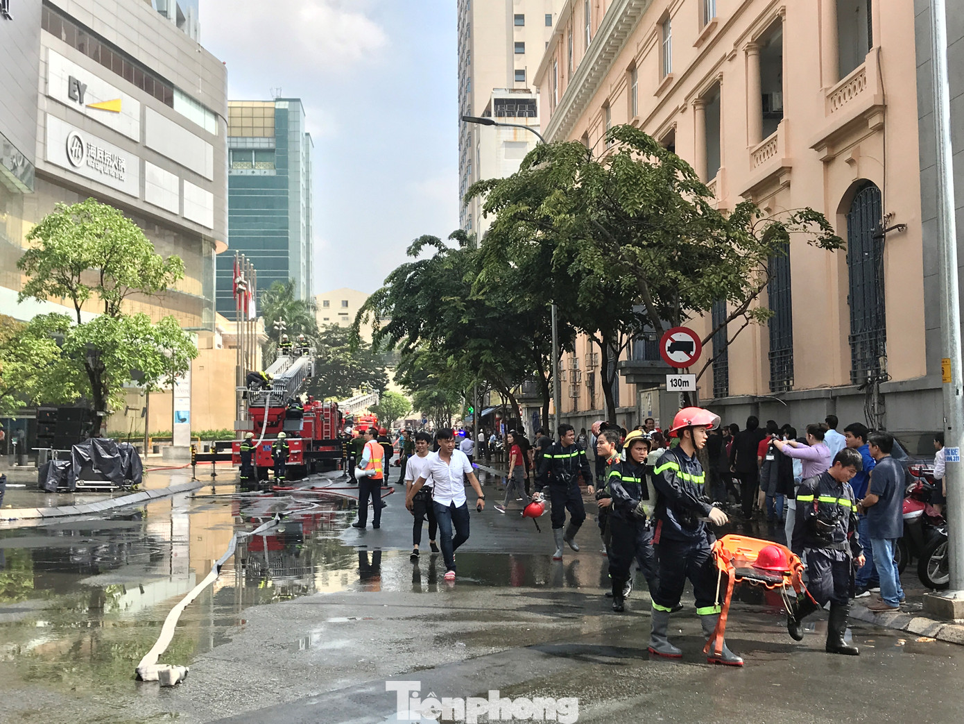 Hơn 2.000 người diễn tập chữa cháy cứu nạn ở toà nhà Bitexco ảnh 9