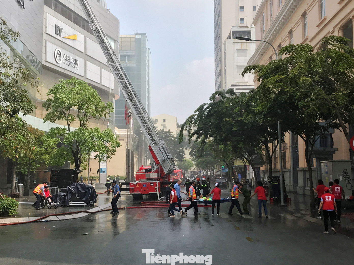 Hơn 2.000 người diễn tập chữa cháy cứu nạn ở toà nhà Bitexco ảnh 10