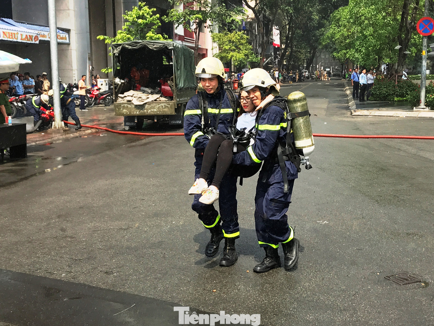 Hơn 2.000 người diễn tập chữa cháy cứu nạn ở toà nhà Bitexco ảnh 8