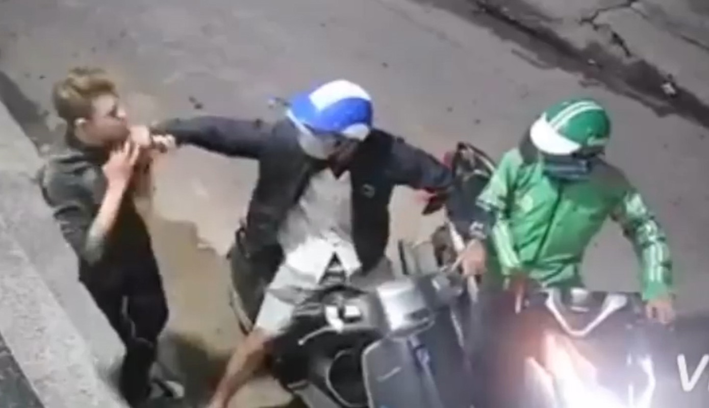 Hai đối tượng táo tợn dí dao vào cổ nam thanh niên cướp xe máy ảnh 2