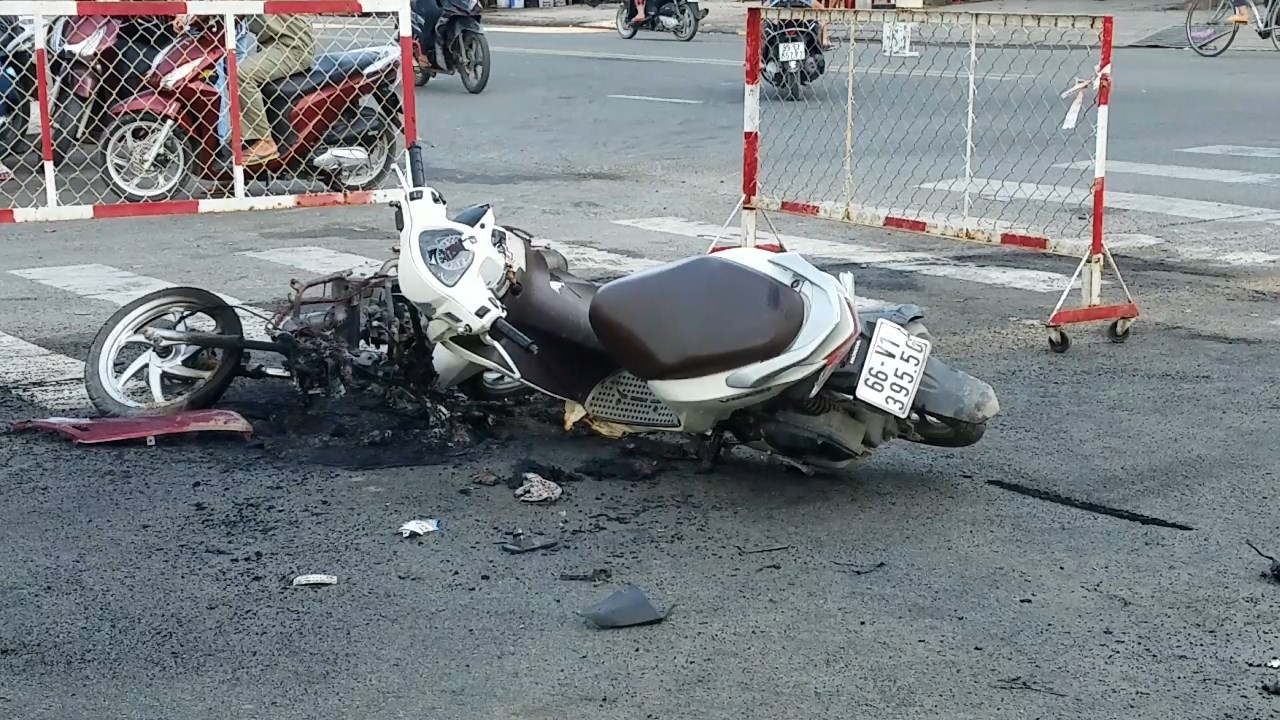 Hỗn chiến kinh hoàng ở Sài Gòn, giang hồ đốt rụi cả 2 xe máy của người đi đường ảnh 2