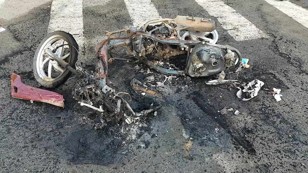 Hỗn chiến kinh hoàng ở Sài Gòn, giang hồ đốt rụi cả 2 xe máy của người đi đường ảnh 1