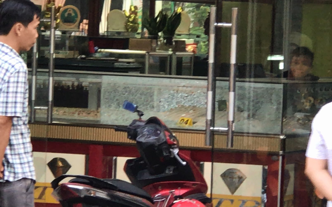 Nổ súng cướp tiệm vàng táo tợn ở Sài Gòn ảnh 1