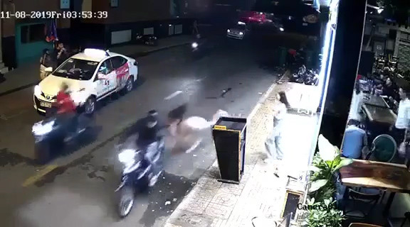 Cô gái ngã nhào, lộn vòng trên đường vì bị giật túi xách ở Sài Gòn ảnh 1