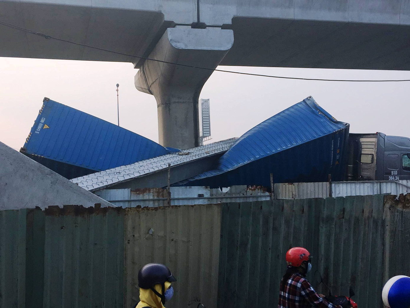 Xe container kéo sập dầm cầu bộ hành đang xây ở cửa ngõ Sài Gòn ảnh 1