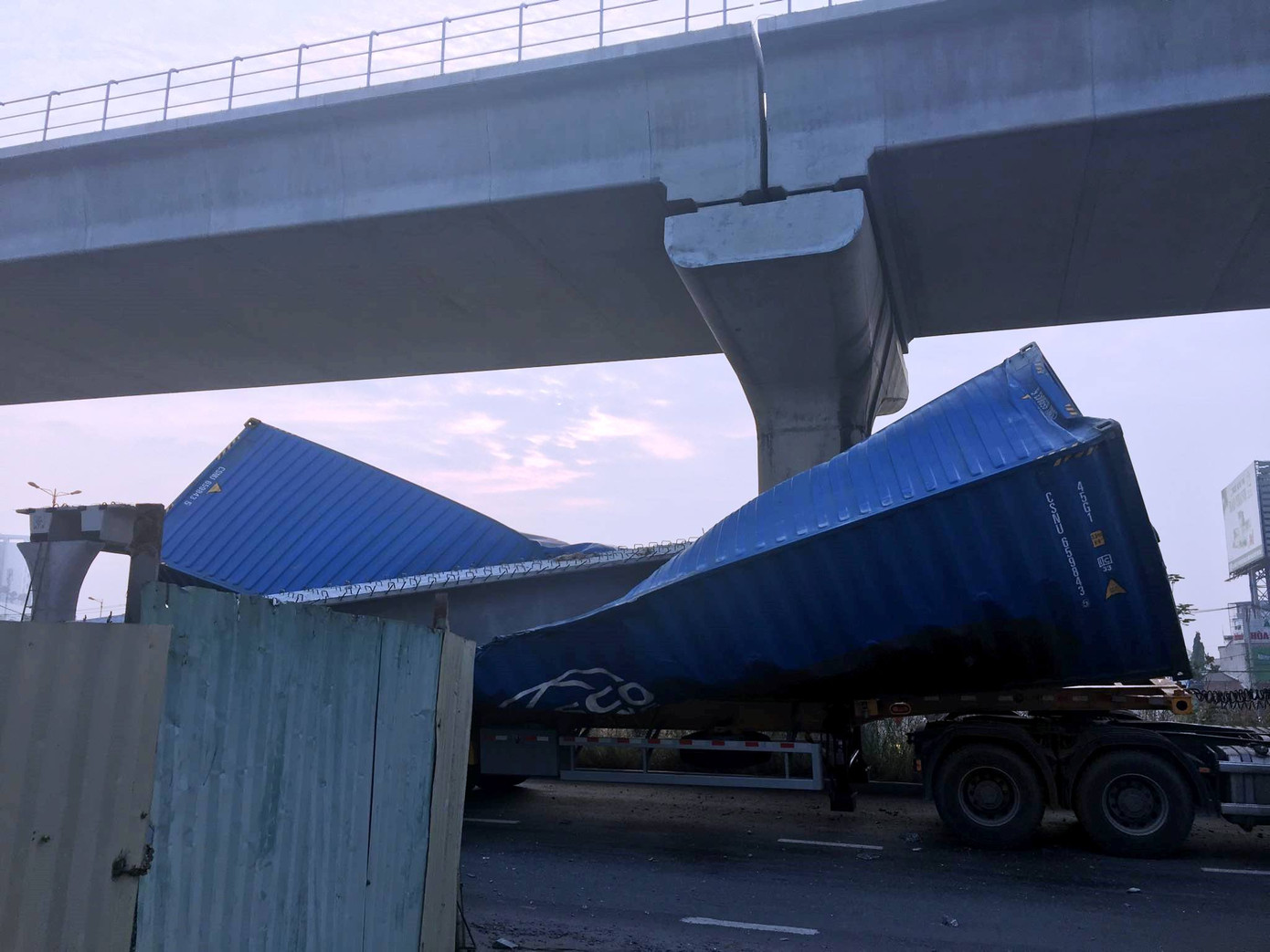 Xe container kéo sập dầm cầu bộ hành đang xây ở cửa ngõ Sài Gòn ảnh 3
