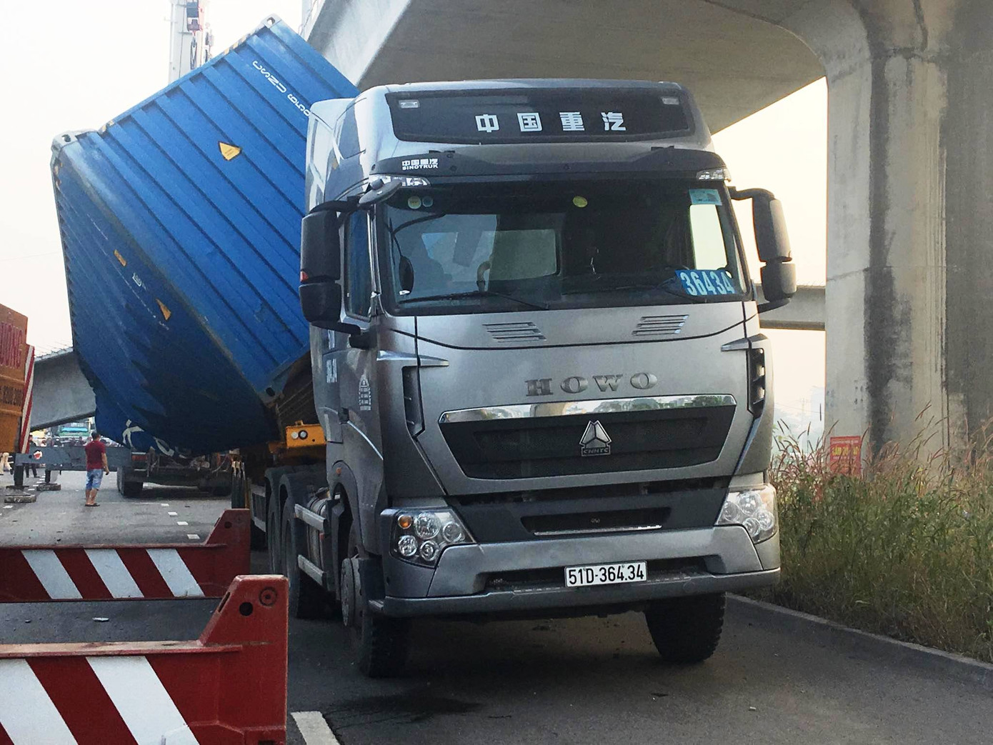Xe container kéo sập dầm cầu bộ hành đang xây ở cửa ngõ Sài Gòn ảnh 2