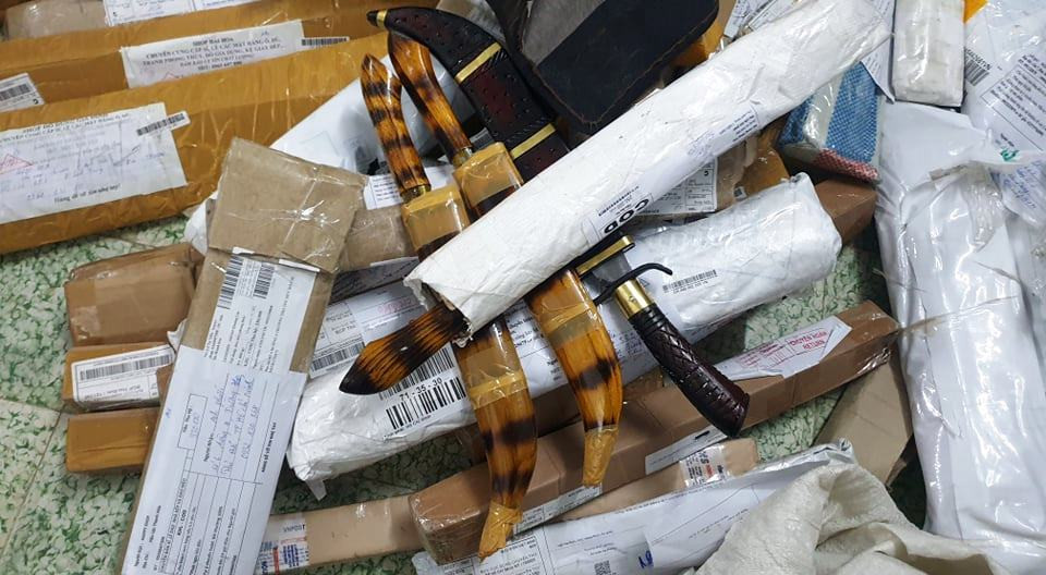 Hơn 1.000 cây đao, kiếm, súng bắn bi trong bưu kiện vào Sài Gòn bị thu giữ ảnh 2